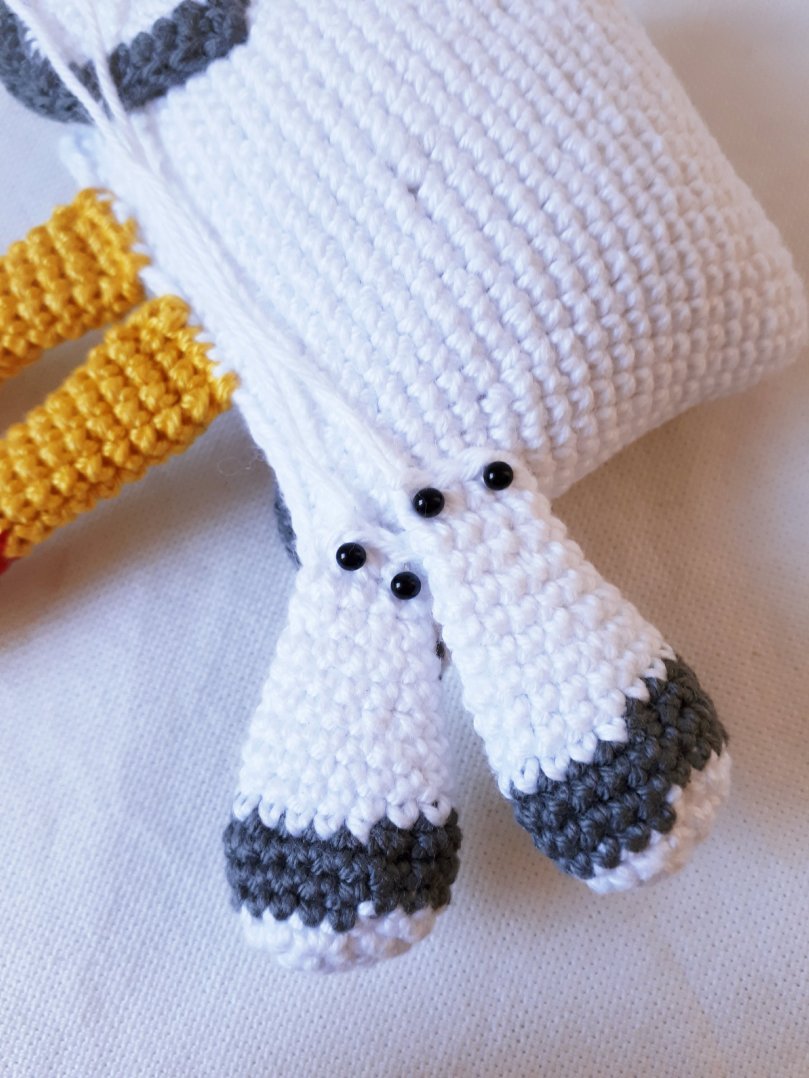 Annähen der Schwanzfedern